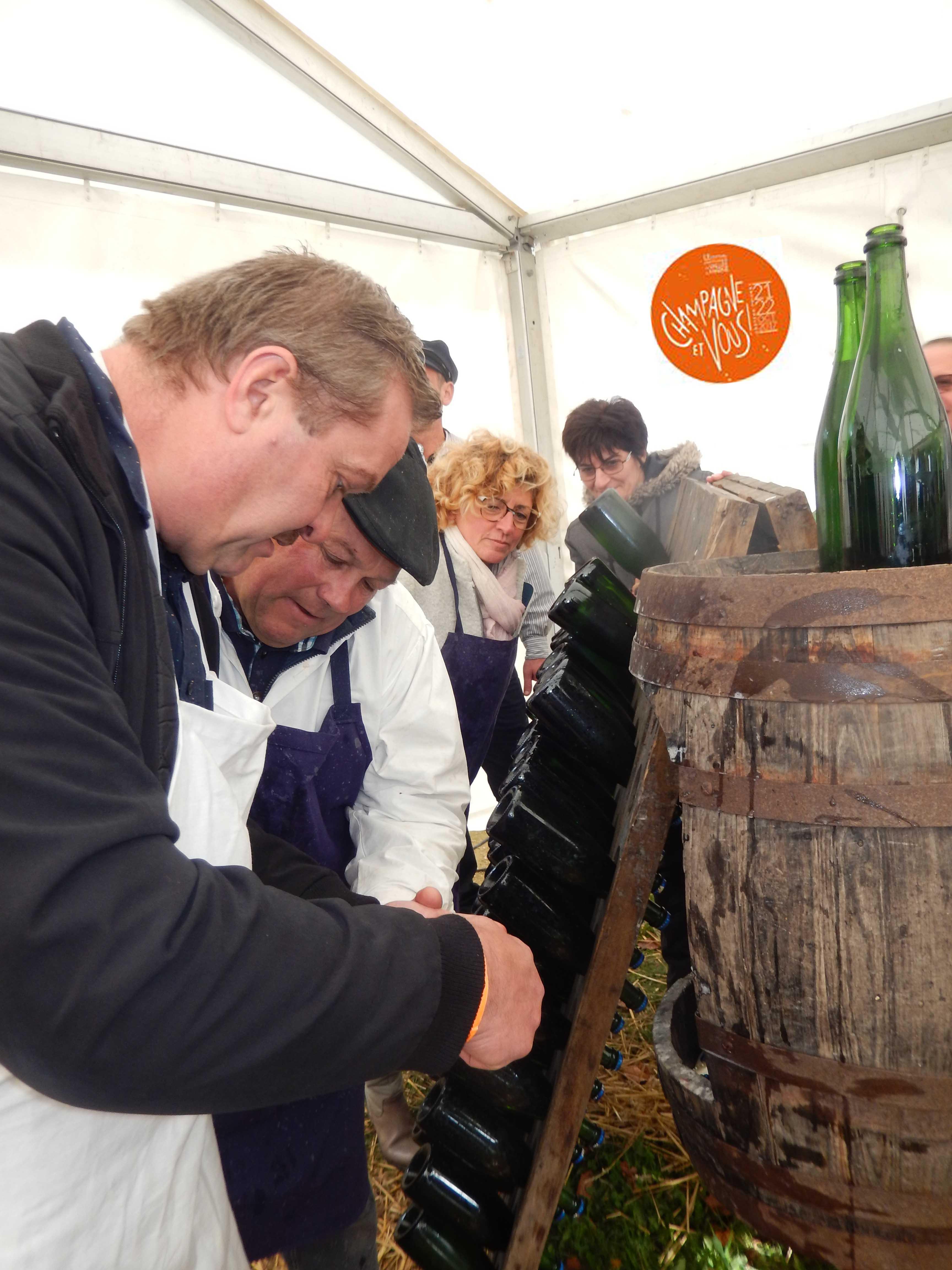 Demonstration of disgorging during the Champagne et Vous event at Château-Thierry. – © BC-MDT