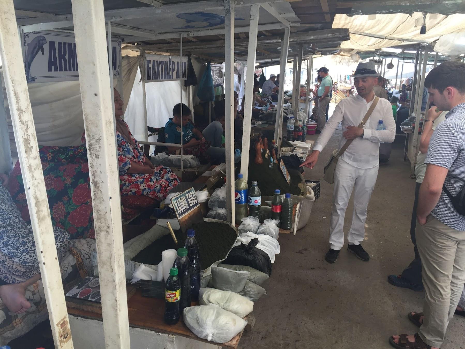 Tour guide shows the fascinating wares of the market / Photo by Jennifer Lundt