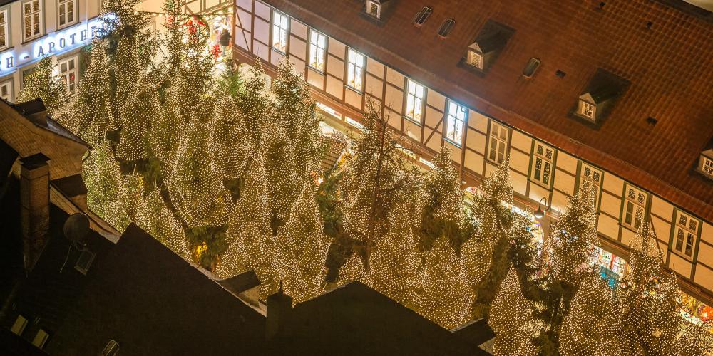 Christmas Forest view from the Market Church. Over 60 illuminated trees invite you to enjoy a hot glogg in one of the cozy cabins within the forest. – © Stefan Schiefer / GOSLAR marketing gmbh