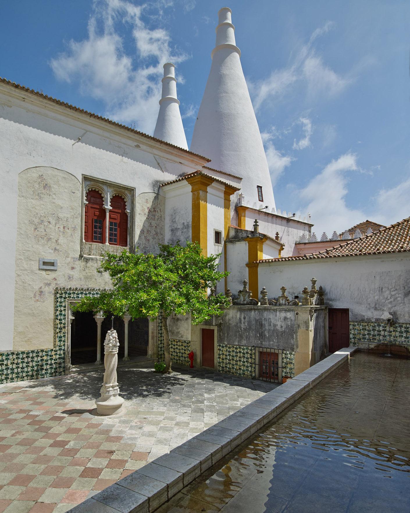 Cadre de mille ans d'histoire, ce palais a été fondé à l'époque arabe et est le seul palais médiéval du Portugal encore debout. – © Angelo Hornak / PSML