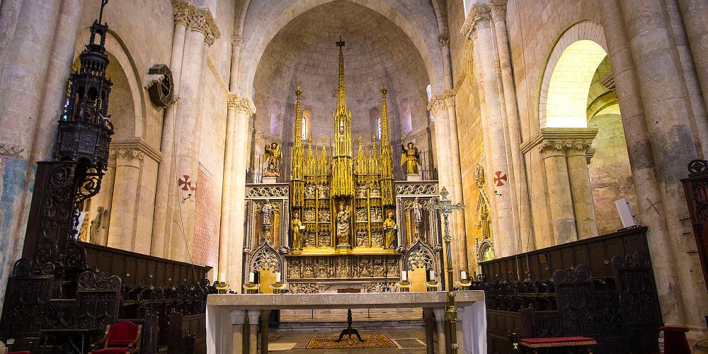 The high altar has a magnificent frontal from the early 13th century, which depicts scenes from the life and martyrdom of St Tecla, one of the city's patron saints. – © Manel Antoli RV Edipress / Tarragona Tourist Board