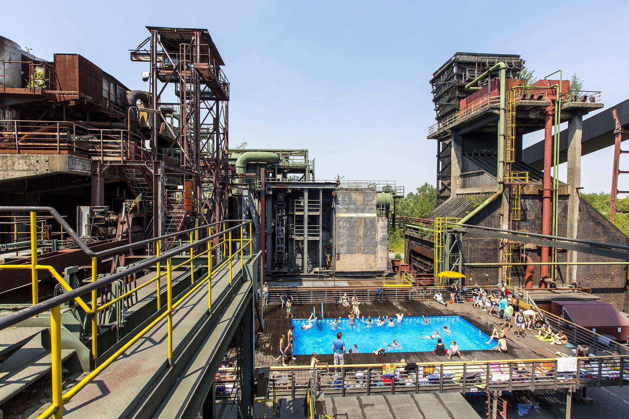 The 2.4 x 12 x 5 metre Works Swimming Pool by the artists Dirk Paschke and Daniel Milohnic consists of two overseas containers that were cut apart and then welded together. – © Jochen Tack, Zollverein Foundation