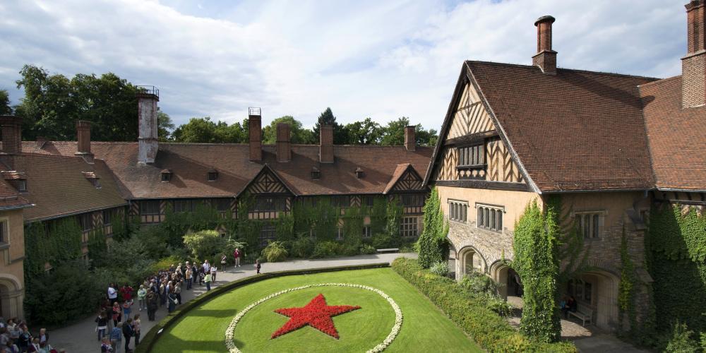 The “Red Star,” made of geraniums in the Inner Courtyard of Cecilienhof Palace, was planted to mark the occasion of the Potsdam Conference, which was organised by the Soviets. – © L.Seidel/SPSG