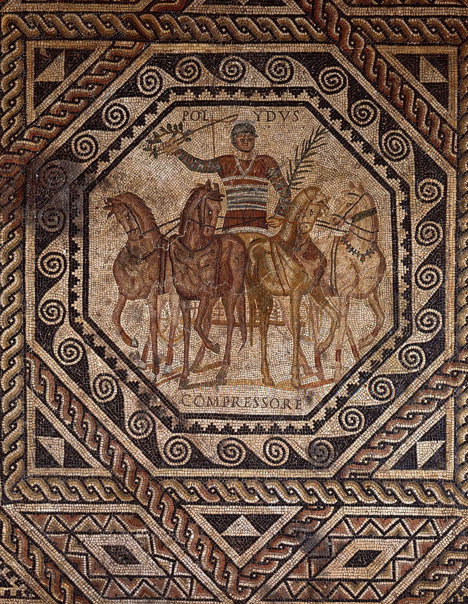 The race driver POLYDVS and his quadriga with four horses. – © Thomas Zühmer / GDKE – Rheinisches Landesmuseum Trier