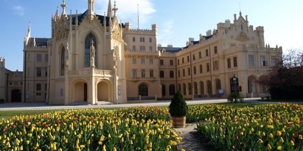 Every spring, the park around the castle is covered with colorful tulip carpets imported directly from the Netherlands. – © Archive of Lednice Castle