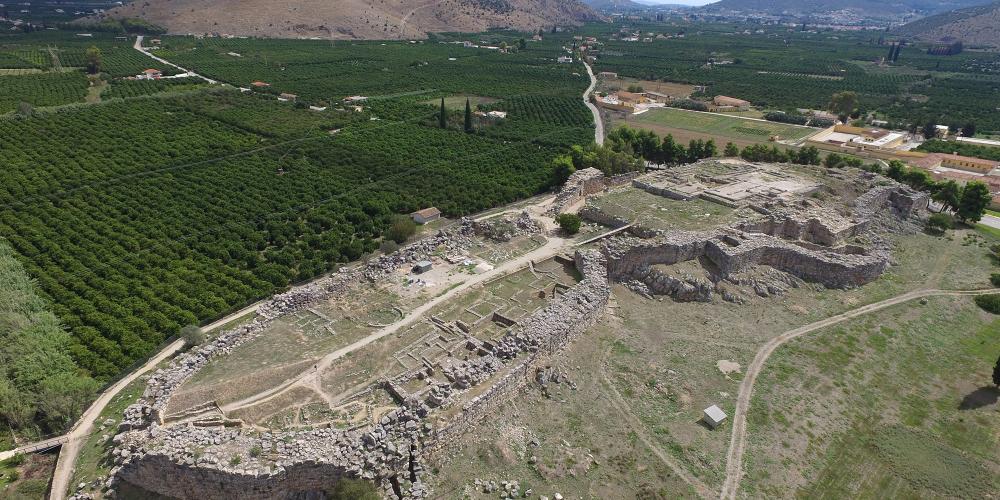 Situé sur la plaine fertile d'Argolide, Tyrinthe est entre Nafplio et Argos dans le Péloponnèse Grec. – © Ministère Hellénique de la Culture et des Sports / Ephorie des Antiquités d'Argolide