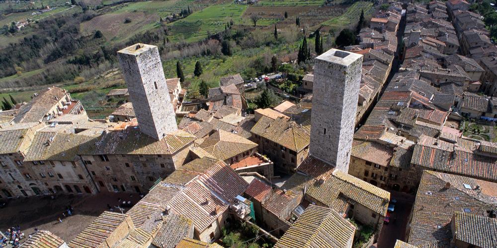 Du haut de la Torre Grossa, vous pouvez apercevoir le centre historique et la Route Francigena  au loin. – © Musei Civici San Gimignano