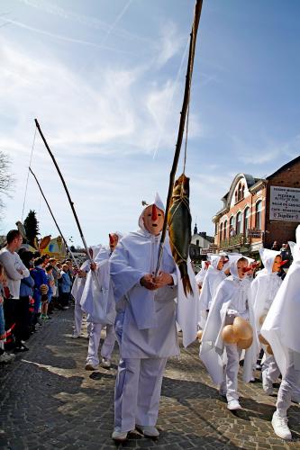 The Blanc Moussis teasing the crowd with herring clinging to the end of their fishing rods. – © Laetare Stavelot