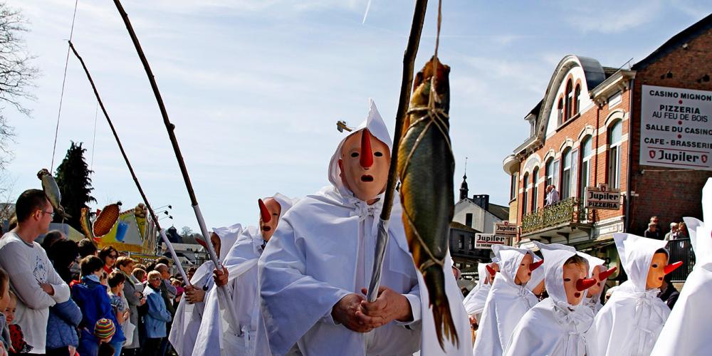 Les Blanc Moussis taquinent la foule avec des harengs accrochés au bout de leurs cannes à pêche. – © Laetare Stavelot Les Blanc Moussis taquinent la foule avec des harengs accrochés au bout de leurs cannes à pêche. – © Laetare Stavelot