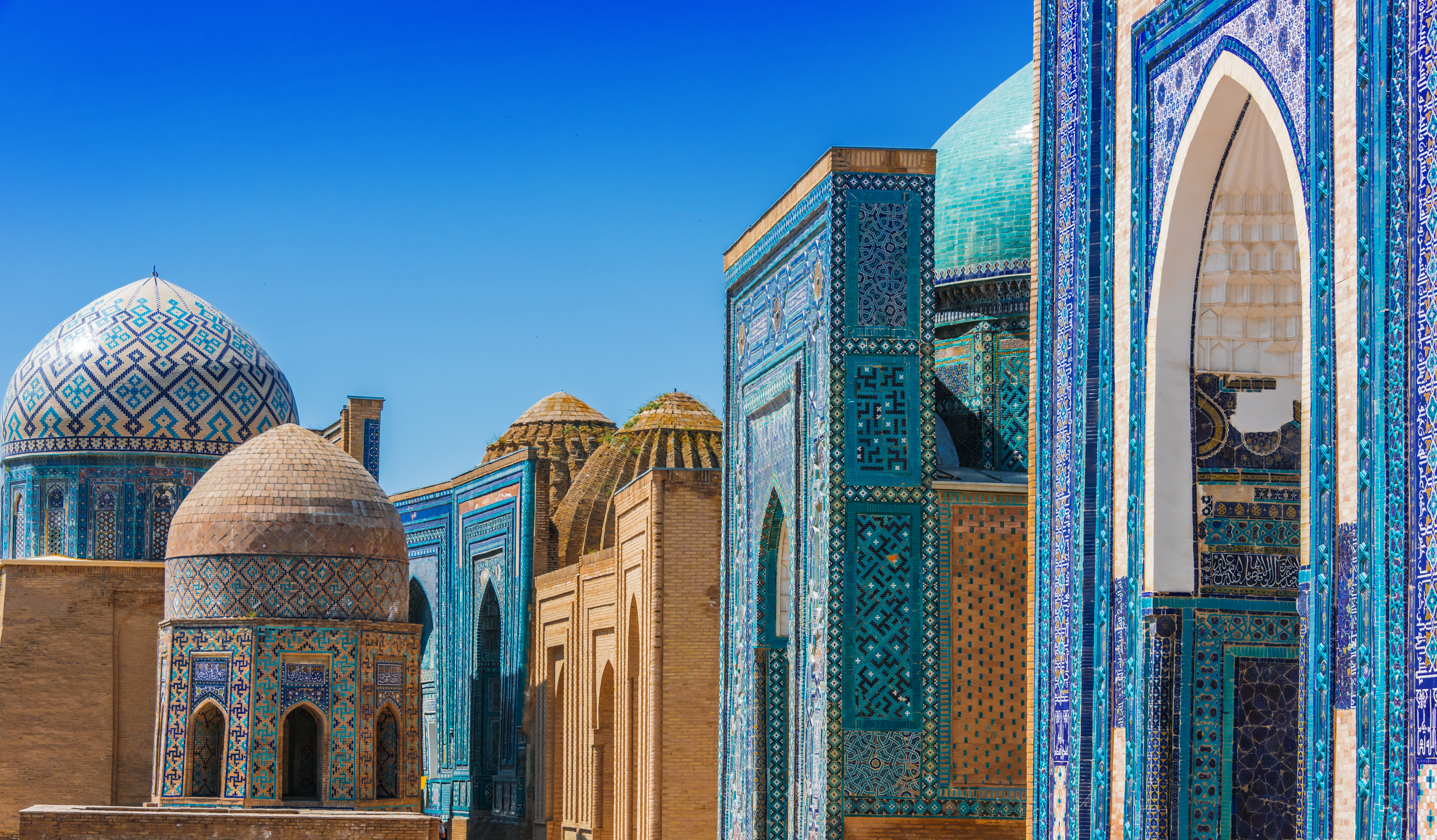 Islamic architecture, designs, and patterns in different shades of blue, Shah-i-Zinda, Uzbekistan – © monticello / Shutterstock