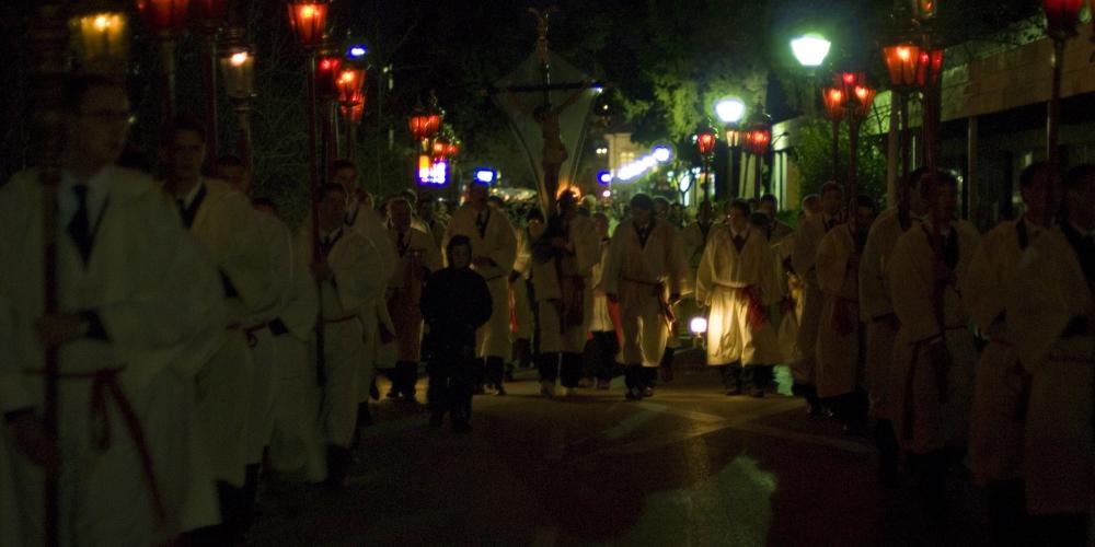 The cross bearer is at the head of the Procession, carrying the Cross covered with a black veil. – © Ministry of Culture