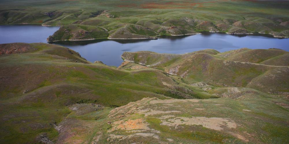 River in Saryarka with blooming red poppy flowers in background – © Boris Rezvantsev / Shutterstock River in Saryarka with blooming red poppy flowers in background – © Boris Rezvantsev / Shutterstock