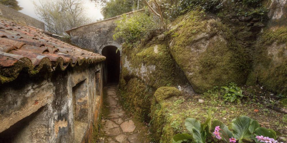 The Convent of the Capuchos incorporates the granite boulders present on the hillside and its construction is organically adapted to the relief of the landscape. – © PSML / EMIGUS