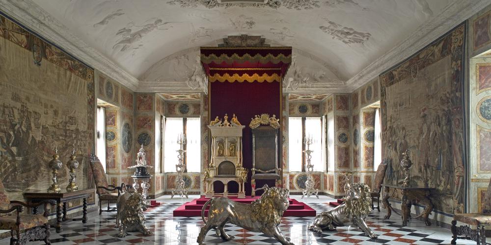 La Grande Salle, où trois lions d'argent grandeur nature montent la garde, abrite trônes du couronnement. Des tapisseries sur les murs commémorent des batailles entre le Danemark et la Suède. – © Jens Lindhe