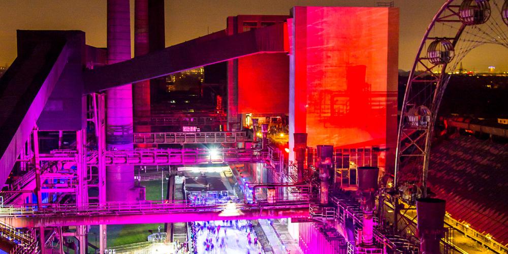 Every evening, the installation “Monochromatic Red and Blue” (1999) by Jonathan Speirs and Mark Major turns the surface into an impressive work of light art. – © Jochen Tack / Zollverein Foundation Every evening, the installation “Monochromatic Red and Blue” (1999) by Jonathan Speirs and Mark Major turns the surface into an impressive work of light art. – © Jochen Tack / Zollverein Foundation