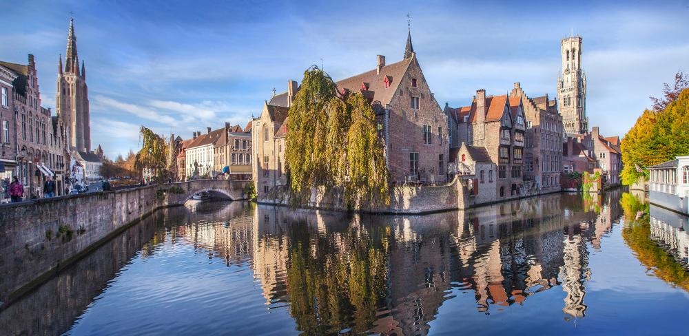 The Rozenhoedkaai during wintertime—one of Bruges' most romantic hotspots. – © Jan D'Hondt / VisitBruges