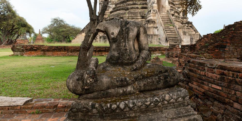 A building at the rear of the stupas would once have held a large collection of imposing Buddha statues. – © Michael Turtle