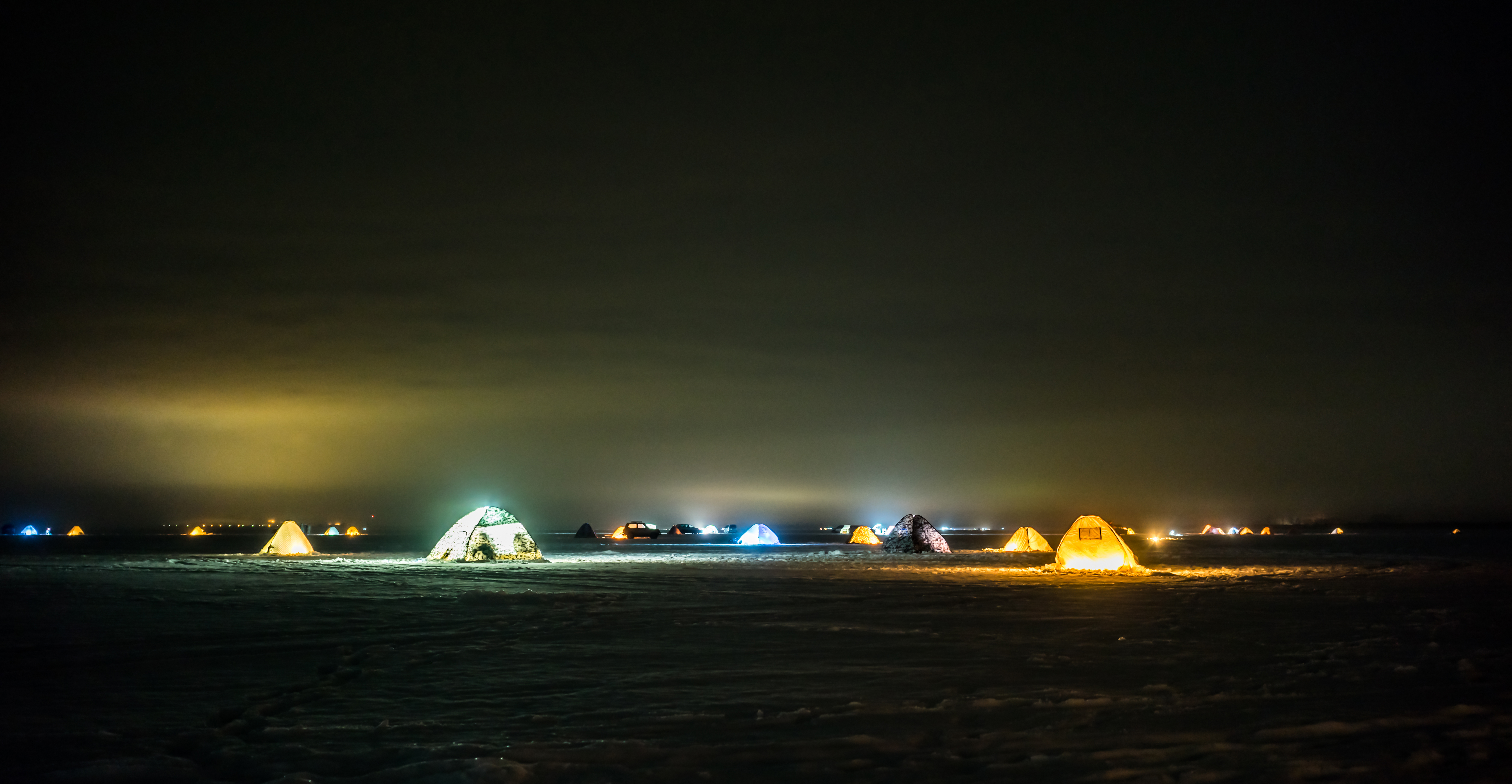 Illuminated ice fishing tents – © e-leet / Shutterstock