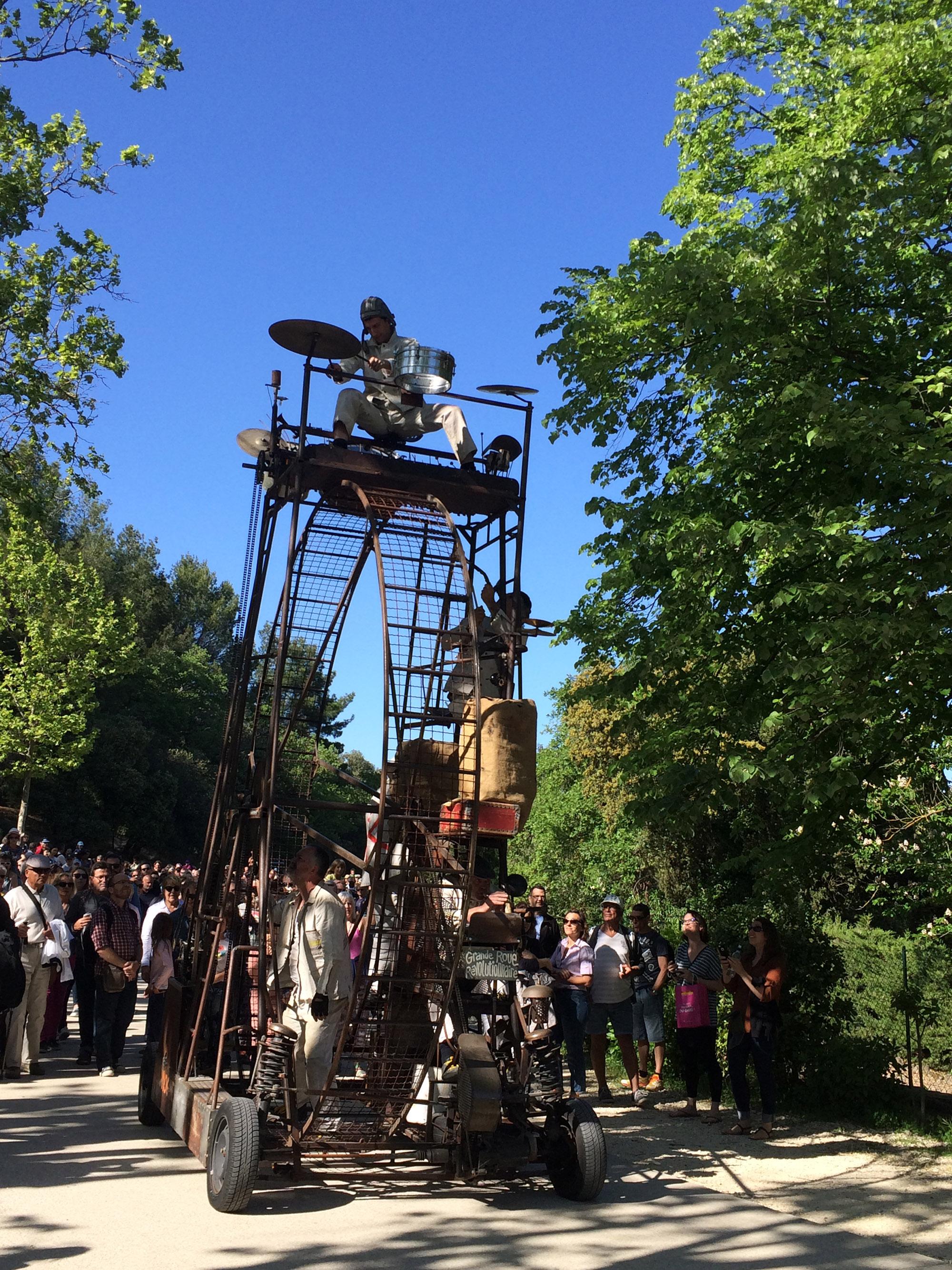 During “Garrigue en Fête” Street artists are doing the show in every paths of the open air area “Mémoires de Garrigue”. – © EPCC Pont du Gard