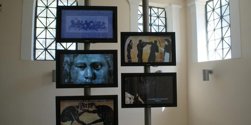 L'exposition numérique, dans le sous-sol du musée, offre aux visiteurs une expérience multimédia à travers les siècles. – © Ministère Hellénique de la Culture et des Sports / Ephorie des Antiquités d'Ilia L'exposition numérique, dans le sous-sol du musée, offre aux visiteurs une expérience multimédia à travers les siècles. – © Ministère Hellénique de la Culture et des Sports / Ephorie des Antiquités d'Ilia