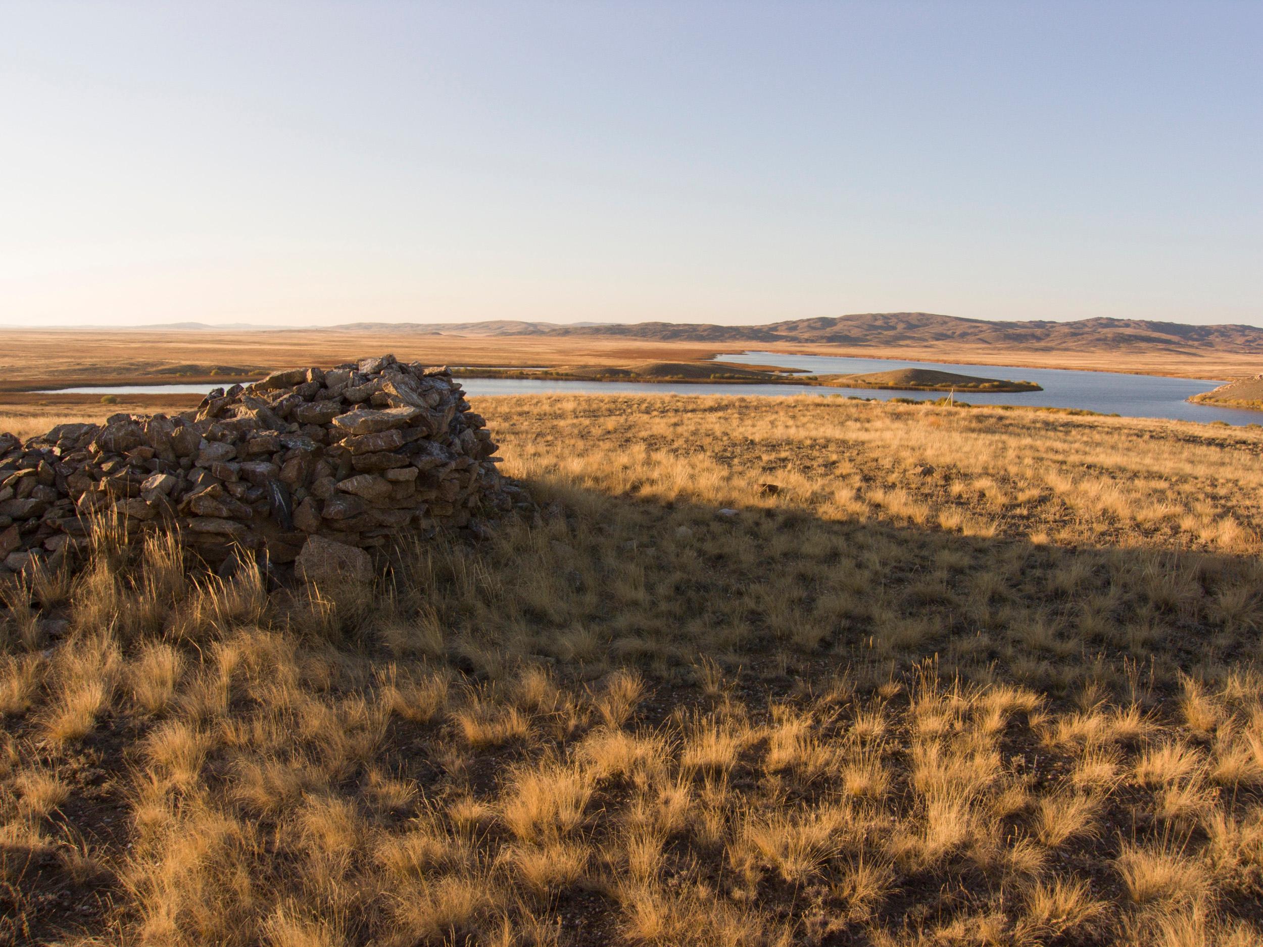 Stone structure overlooking river © Boris Rezvantsev / Shutterstock