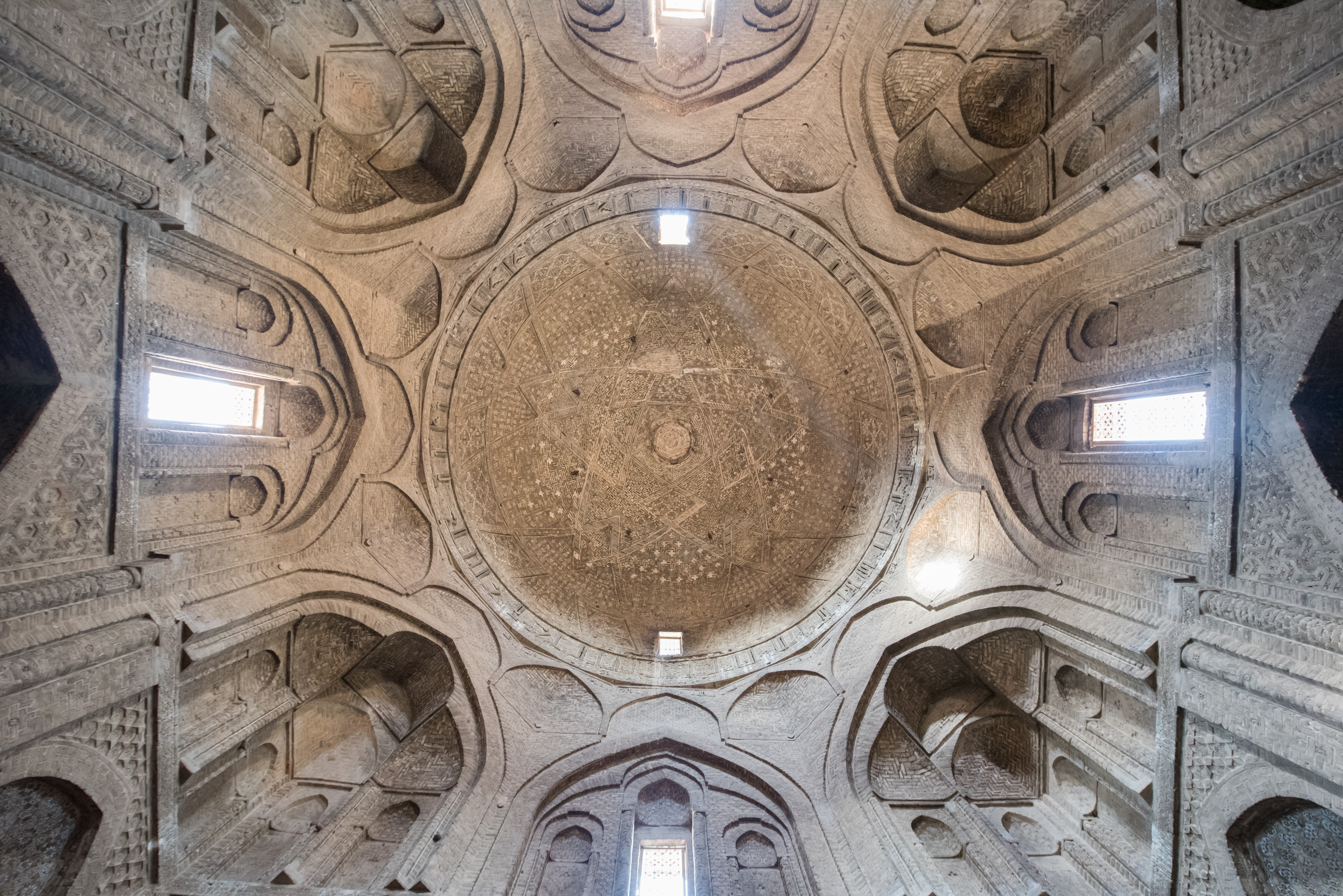 The interior view of Nizam al-Mulk Dome © imeduard / Shutterstock