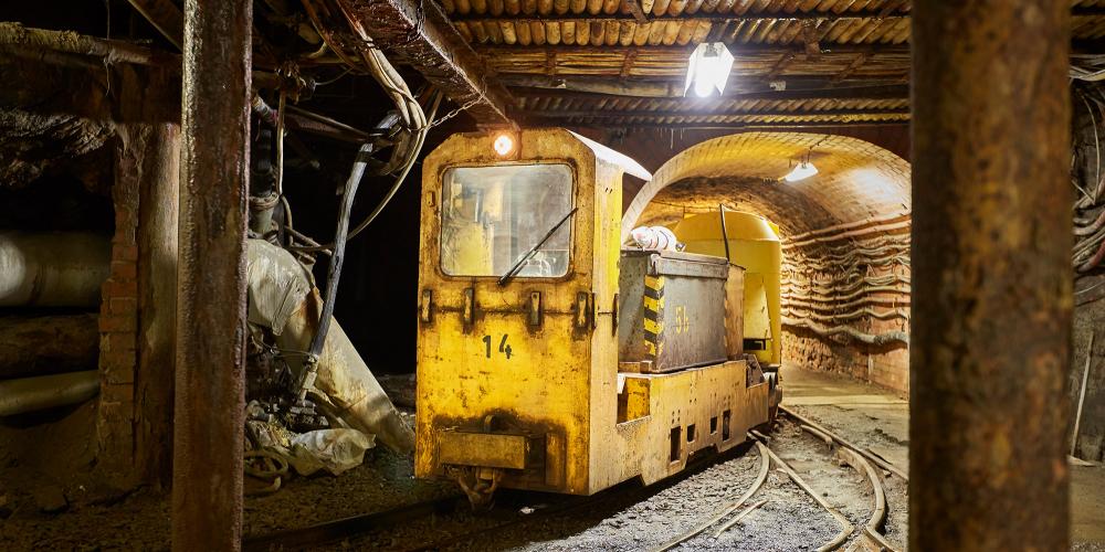 Les visiteurs montent dans le train jaune qui les emmène dans la mine comme les mineurs d’antan. – © Stefan Sobotta