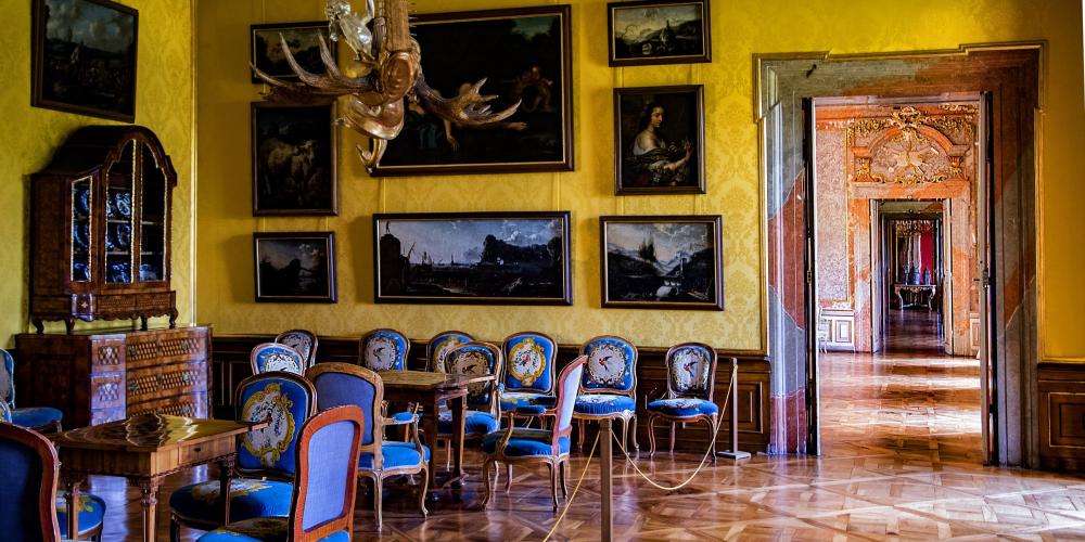 The exquisitely carved chandelier with the figure of Triton is decorated with elk horns and the nose bone of a sawfish. – © Roman Pěnčák The exquisitely carved chandelier with the figure of Triton is decorated with elk horns and the nose bone of a sawfish. – © Roman Pěnčák