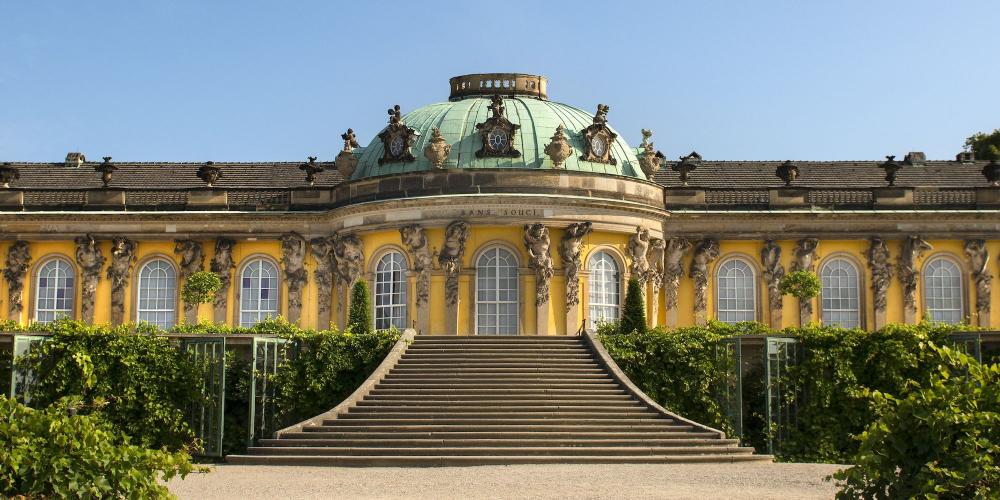 Le palais est inauguré le 1er mai 1747. En l'espace de deux ans, une « maison de plaisance » est construite, un palais à la manière du Grand Trianon de Louis XIV dans le parc de Versailles. – © L. Seidel / SPSG