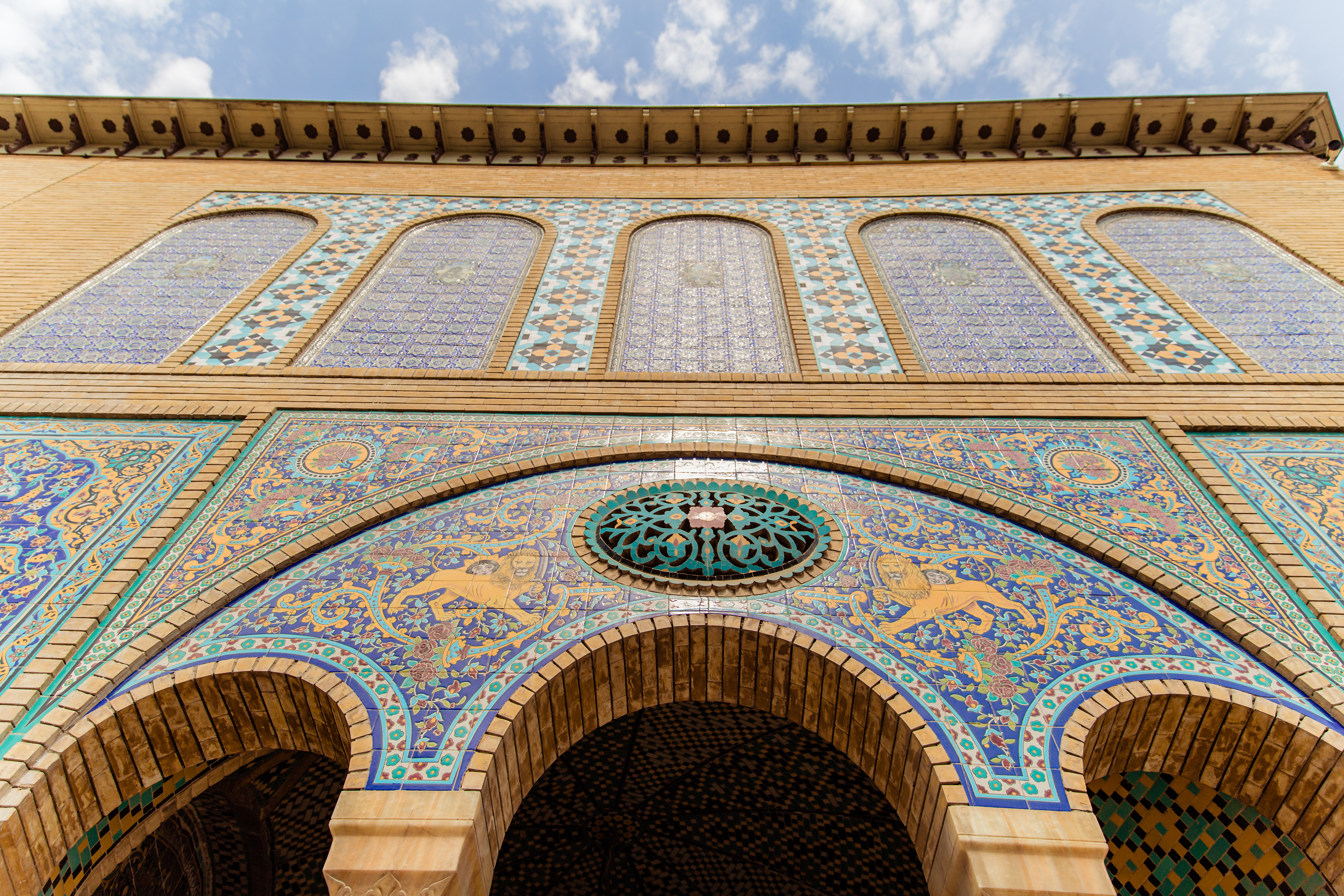 Arches decorated with mosaic tiles, Golestan Palace – © Viktoriia Vyshnevetska / Shutterstock