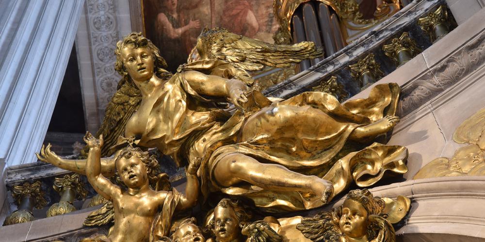The high altar made of gilded bronze is the work of Corneille Van Clève and is one of the treasures of Versailles. – © Thomas Garnier The high altar made of gilded bronze is the work of Corneille Van Clève and is one of the treasures of Versailles. – © Thomas Garnier