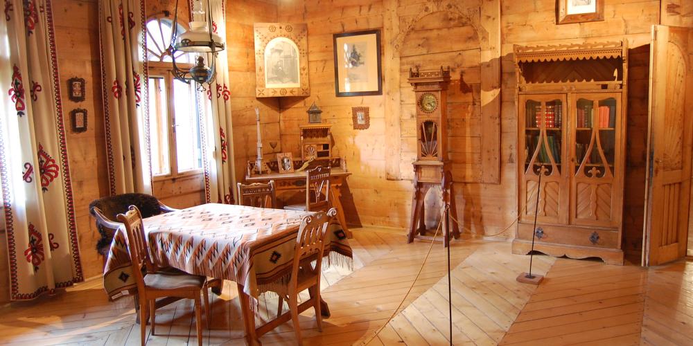 The interior of Villa Koliba represents the rustic beauty of the Zakopane Style. – © Archeo16 / Wikimedia Foundation