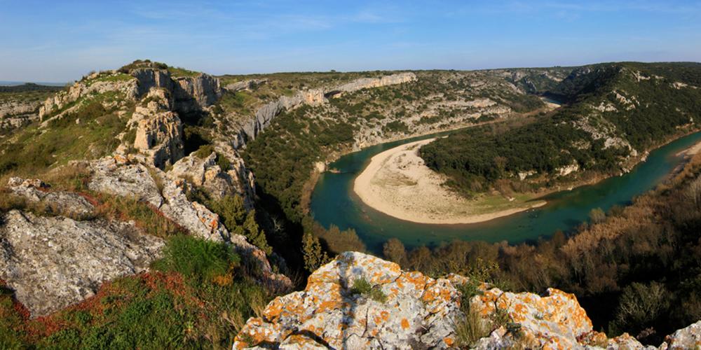 Discover the Deep canyon carved by the clear water of the river. – © SMGG