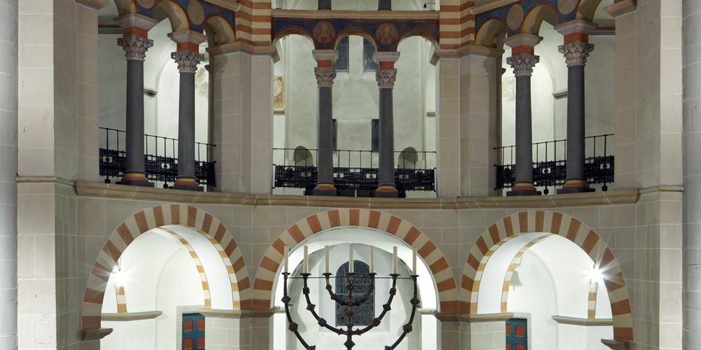 The seven-armed Essen candelabrum is the oldest surviving Christian replica of a Jewish temple candelabrum. Abbess Mathilde from Essen (officially 971/73-1011) has immortalised herself with an inscription. – © Christian Diehl / The Treasury of Essen Cathedral