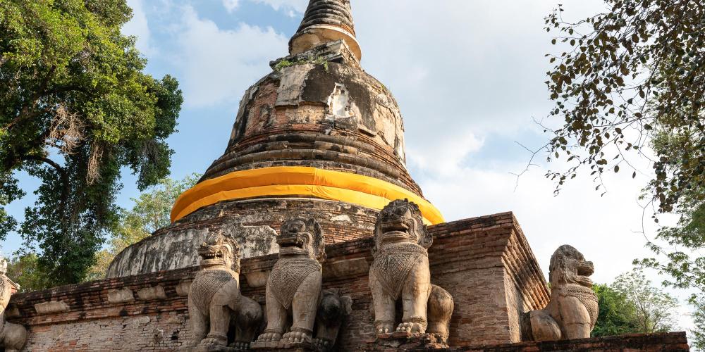 There would once have been 48 statues of singha around the pagoda at the small temple of Wat Maenangpluem. – © Michael Turtle There would once have been 48 statues of singha around the pagoda at the small temple of Wat Maenangpluem. – © Michael Turtle