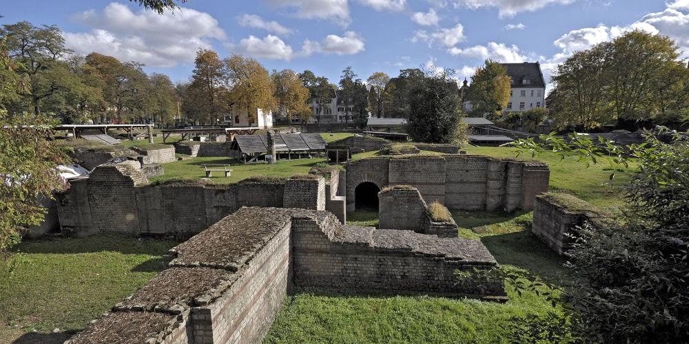 You can experience the baths on a walkway built across the ruin, with information panels that explain the architecture and furnishings of the facility and bathing rituals in the Roman era. – © Thomas Zühmer You can experience the baths on a walkway built across the ruin, with information panels that explain the architecture and furnishings of the facility and bathing rituals in the Roman era. – © Thomas Zühmer