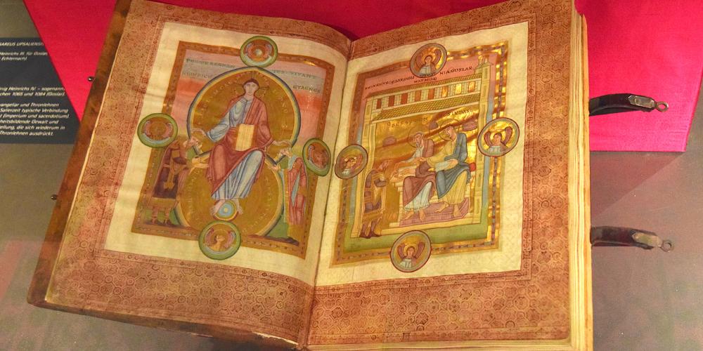 The brilliantly designed “Evangeliar Codex Caesareus Upsaliensis” is the central point of the exhibition at the imperial palace in Goslar. – © GOSLAR marketing gmbh The brilliantly designed “Evangeliar Codex Caesareus Upsaliensis” is the central point of the exhibition at the imperial palace in Goslar. – © GOSLAR marketing gmbh