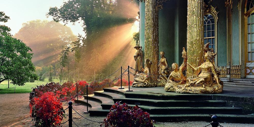 The Chinese House fascinates visitors through its unusual building form and its scenically arranged figures made of gilded sandstone. – © H.Bach/SPSG