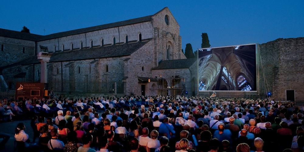 The Aquileia Film Festival in late July is a treat for visitors of every age and shows the Piazza Capitolo and the basilica from a completely new perspective. – © Gianluca Baronchelli The Aquileia Film Festival in late July is a treat for visitors of every age and shows the Piazza Capitolo and the basilica from a completely new perspective. – © Gianluca Baronchelli