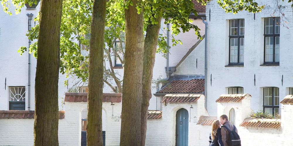 Take a moment to show your significant other how much your romance means with a stroll through the Beguinage. Today, the site is inhabited by the Sisters of the Order of Saint Benedict. – © Jan D'Hondt / VisitBruges