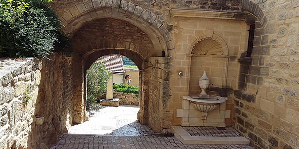 Castillon du Gard, a typical medieval village of the "Provence du Gard". Come and stroll through its cobbled streets and admire the Pont du Gard from afar. Castillon du Gard, a typical medieval village of the "Provence du Gard". Come and stroll through its cobbled streets and admire the Pont du Gard from afar.