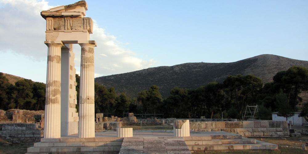 Le Propylon restauré de la salle de banquet cérémonielle montre le haut niveau de préservation du site. – © Hellenic Ministry of Culture and Sports / Ephorate of Antiquities of Argolida Le Propylon restauré de la salle de banquet cérémonielle montre le haut niveau de préservation du site. – © Hellenic Ministry of Culture and Sports / Ephorate of Antiquities of Argolida