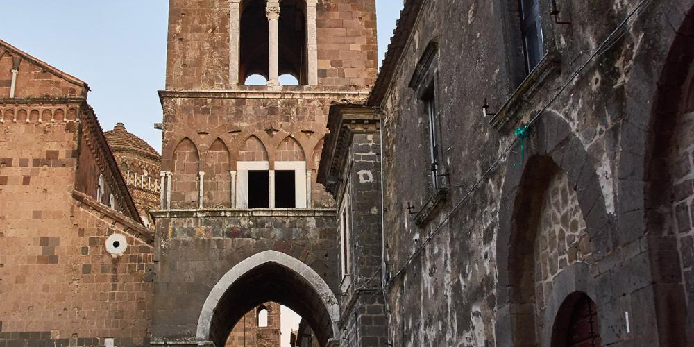 Piazza Duomo, view of the Romanesque bell tower of the Cathedral. – © Emma Taricco