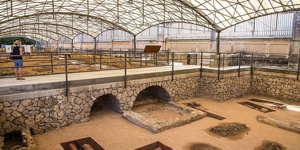 The Paleochristian Museum and Necropolis allows visitors to understand Roman funerary practices. Travellers learn about the different types of graves employed in antiquity, used for the adulation of the martyrs, and celebrated as a centre of pilgrimage until the beginning of the Visigoth era. – © Manel Antoli RV Edipress / Tarragona Tourist Board