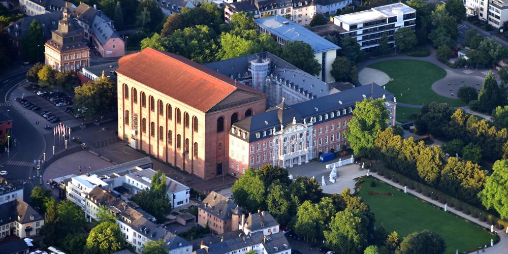 Aerial view of the Basilica with it baroque palace wings that were added in the 17th century. – © Wolkenkratzer / Wikimedia Foundation