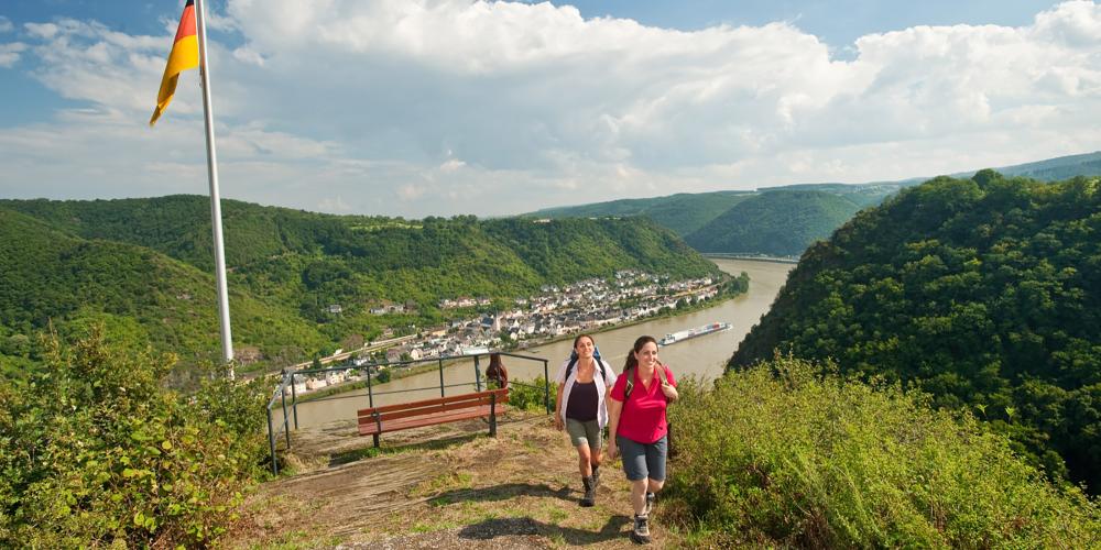 There are magnificent views from vantage points like this on the RheinBurgenWeg. – © Dominik Ketz / Romantischer Rhein Tourismus GmbH