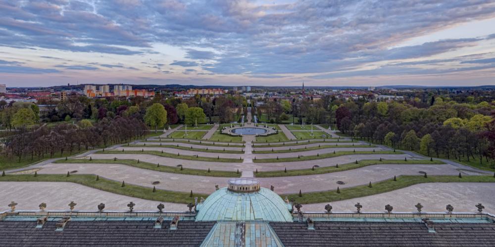 Elégamment situé pour accentué sa longueur et résistant admirablement au temps, le palais Sanssouci trône sur le plateau du vignoble. – © A.Stiebitz/SPSG