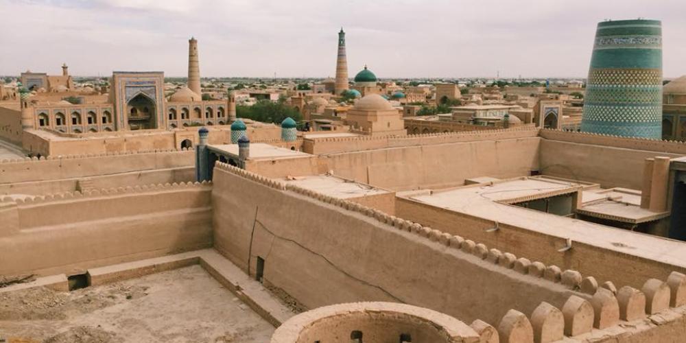 Top view of the walled city of Itchan Kala from a rooftop – © Jennifer Lundt Top view of the walled city of Itchan Kala from a rooftop – © Jennifer Lundt