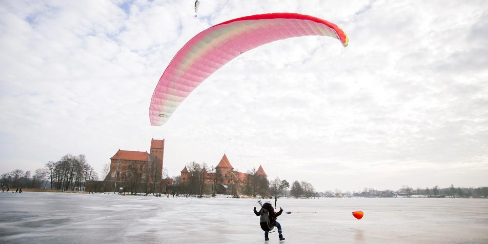 Tourists can experience winter sports on the lake while enjoying the breathtaking scenery. – © Darius Gudukas / www.trakai-visit.lt