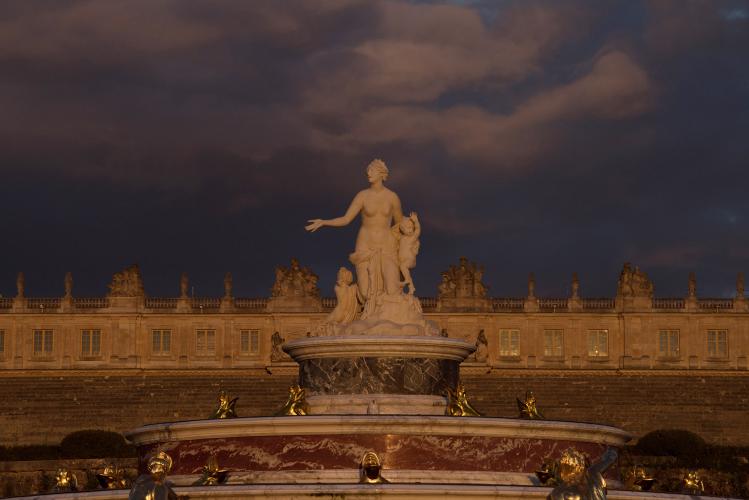 Standing in front of the Lycian peasants who forbade her from quenching her thirst despite her exhausting journey, Latona raises her hand to the sky and curses them. – © Thomas Garnier